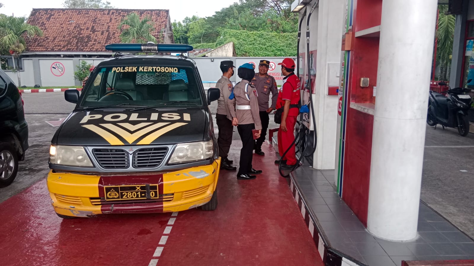 Patroli Samapta Polsek Kertosono Berikan Himbauan Kamtibmas saat Patroli di SPBU