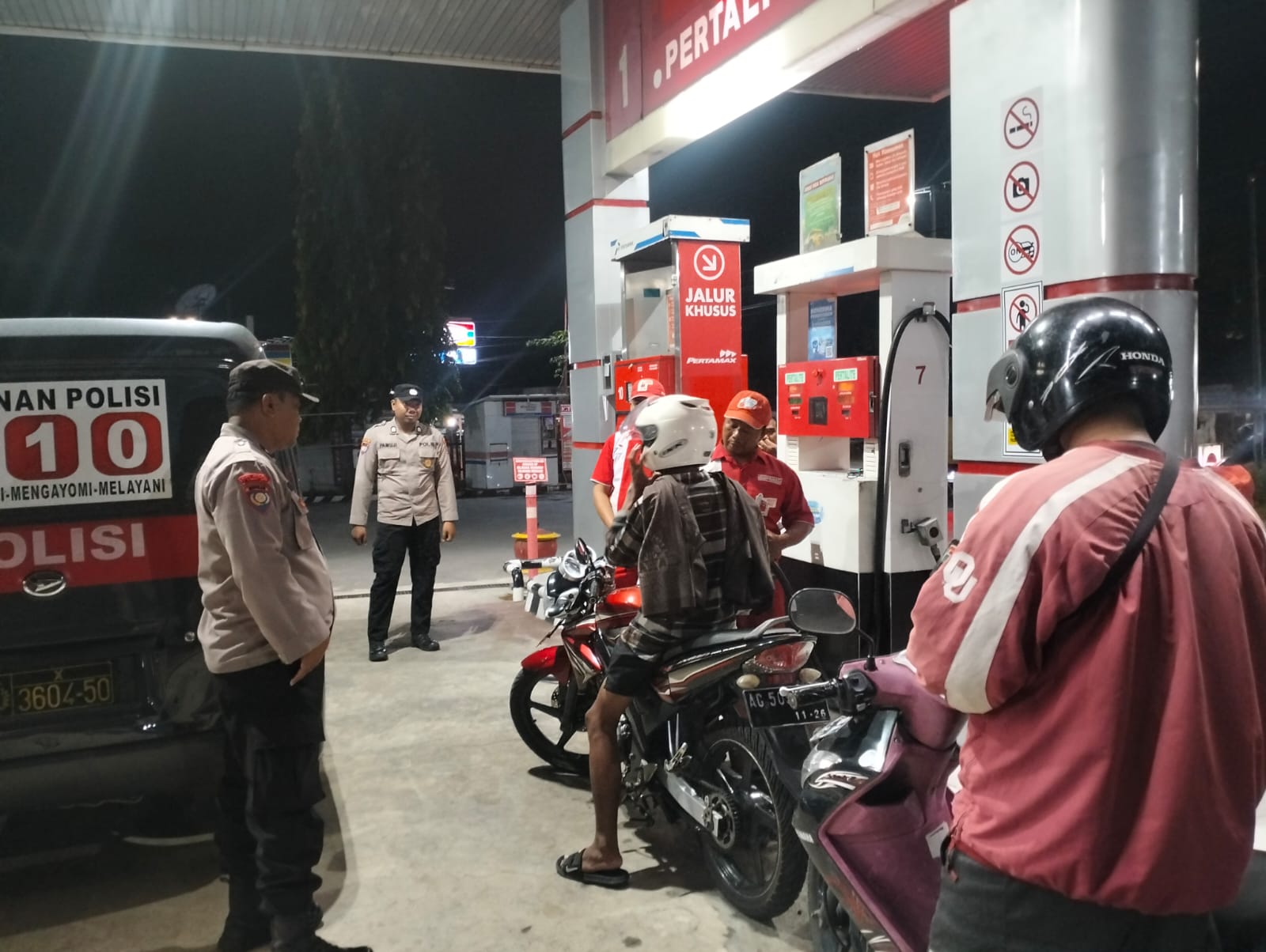 Tingkatkan Upaya Harkamtibmas, Patroli Polsek Warujayeng Sambangi SPBU