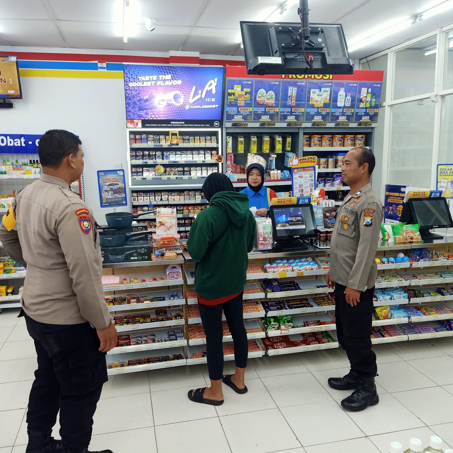 Patroli Indomaret Personil Polsek Jatikalen Berikan Himbauan Dan Pesan Kamtibmas di malam hari