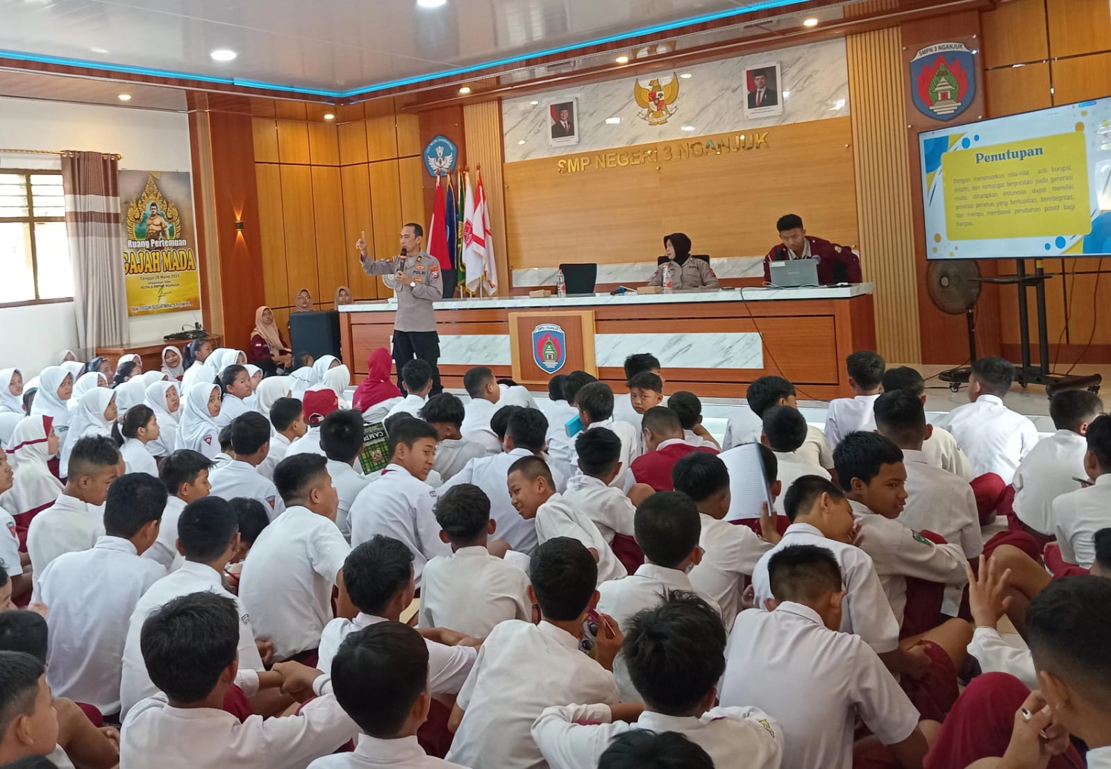 Kanit Samapta Polsek Nganjuk Kota Beri Materi Disiplin dan Anti Korupsi kepada Siswa Baru SMPN 3 Nganjuk