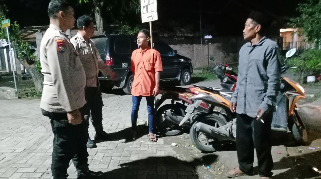 Jaga Kamtibmas di Malam Hari, Personel polsek Jatikalen Patroli Dialogis dengan Warga masyarakat