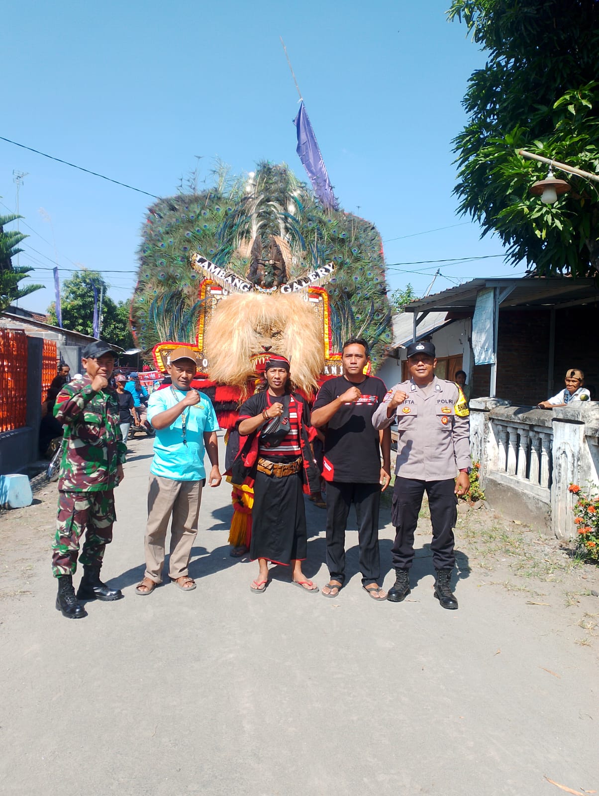 Bhabinkamtibmas Polsek Warujayeng Amankan Kirab Reog dalam Rangka Bersih Dusun