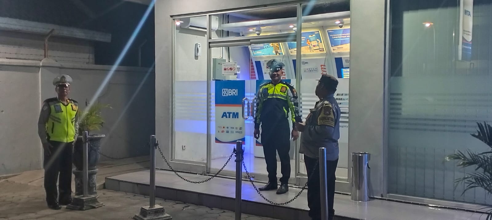 Patroli Malam, Polsek Warujayeng Pastikan Keamanan di Area Perbankan