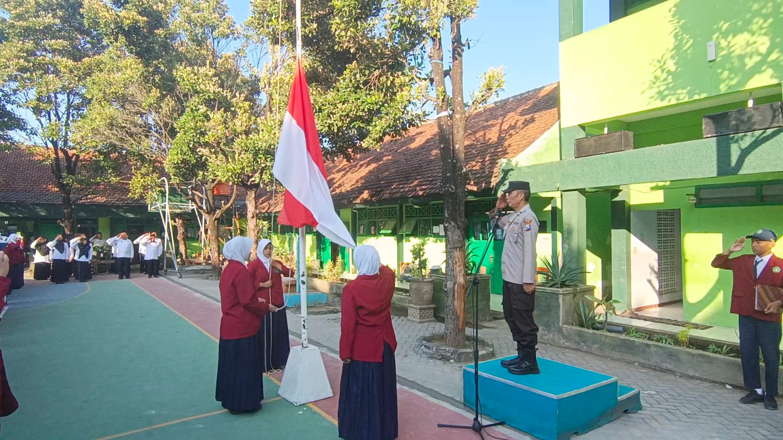 Polsek Nganjuk Kota Sebar Personel Jadi Irup Upacara Bendera di Sekolah