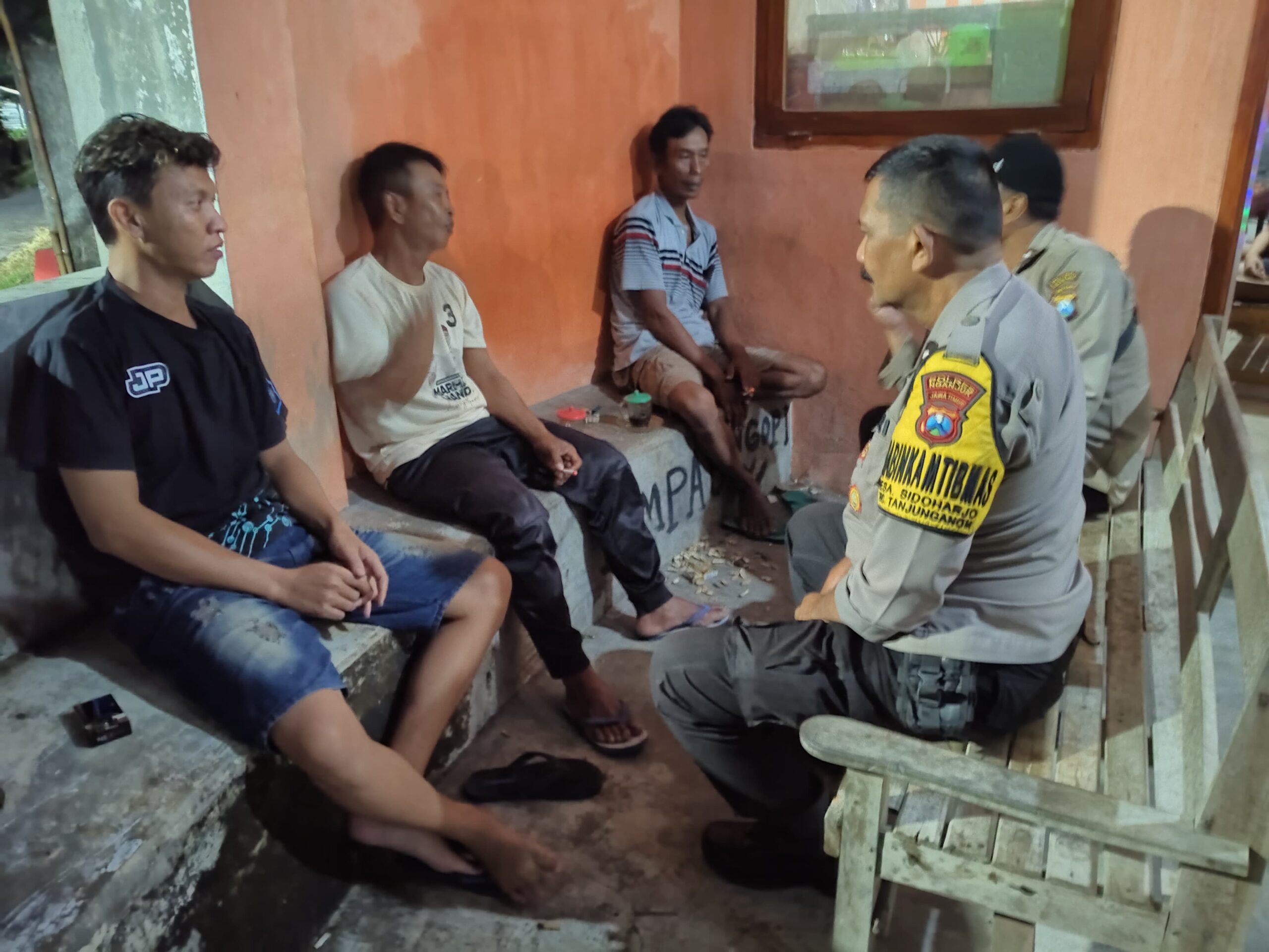 Patroli Dialogis, Personel Polsek Warujayeng Jalin Komunikasi dengan Pemuda di Warung Kopi