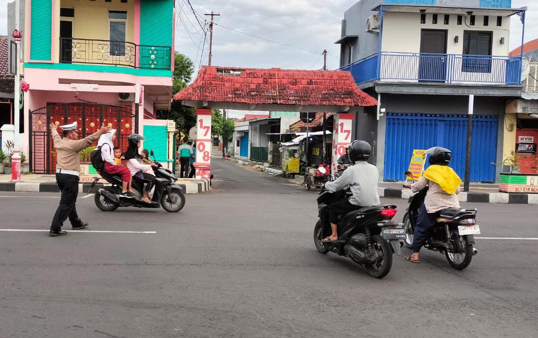 Personel Polsek Nganjuk Kota Turun ke Jalan, Bantu Pengaturan Lalu Lintas dan Penyebrangan Warga di Pagi Hari