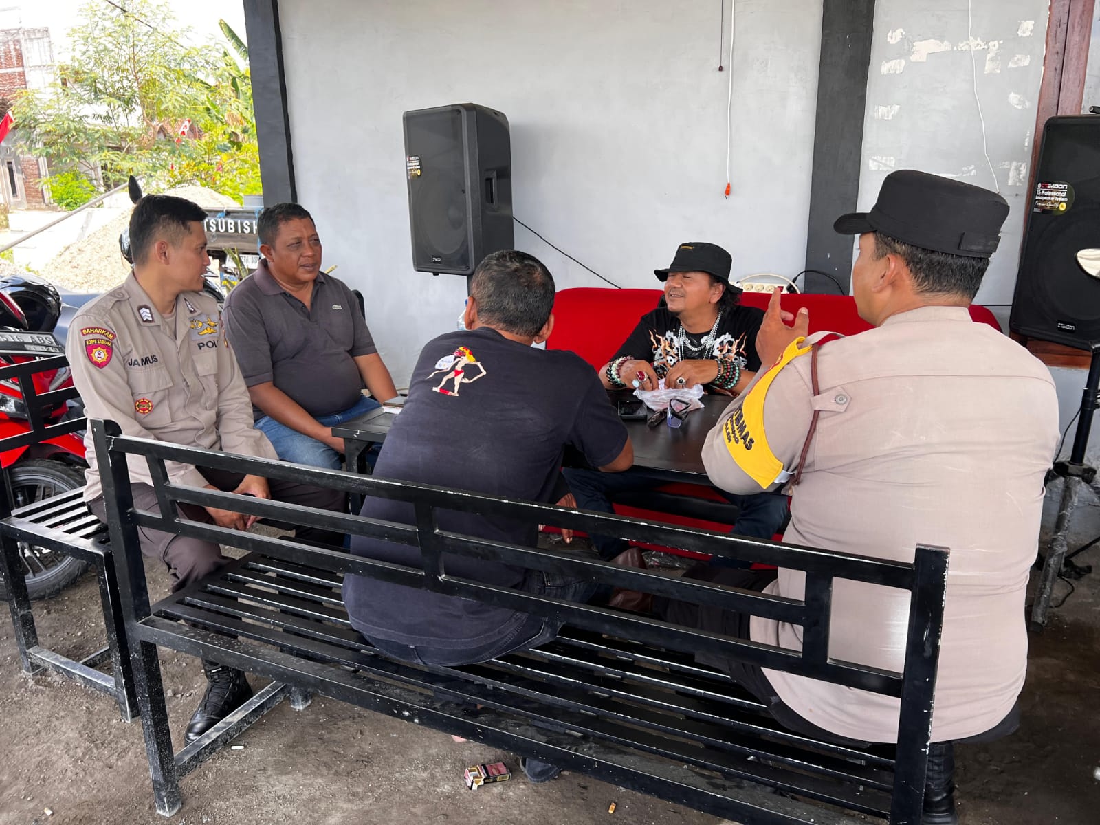 Patroli Dialogis, Anggota Polsek Jatikalen Sambangi Warga Masyarakat di Siang Hari, Sampaikan Pesan Kamtibmas