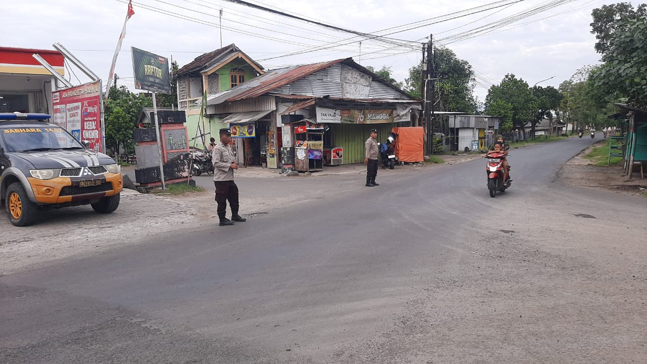 Giat Gaktur Pagi Polsek Jatikalen Bantu Penyeberangan Masyarakat