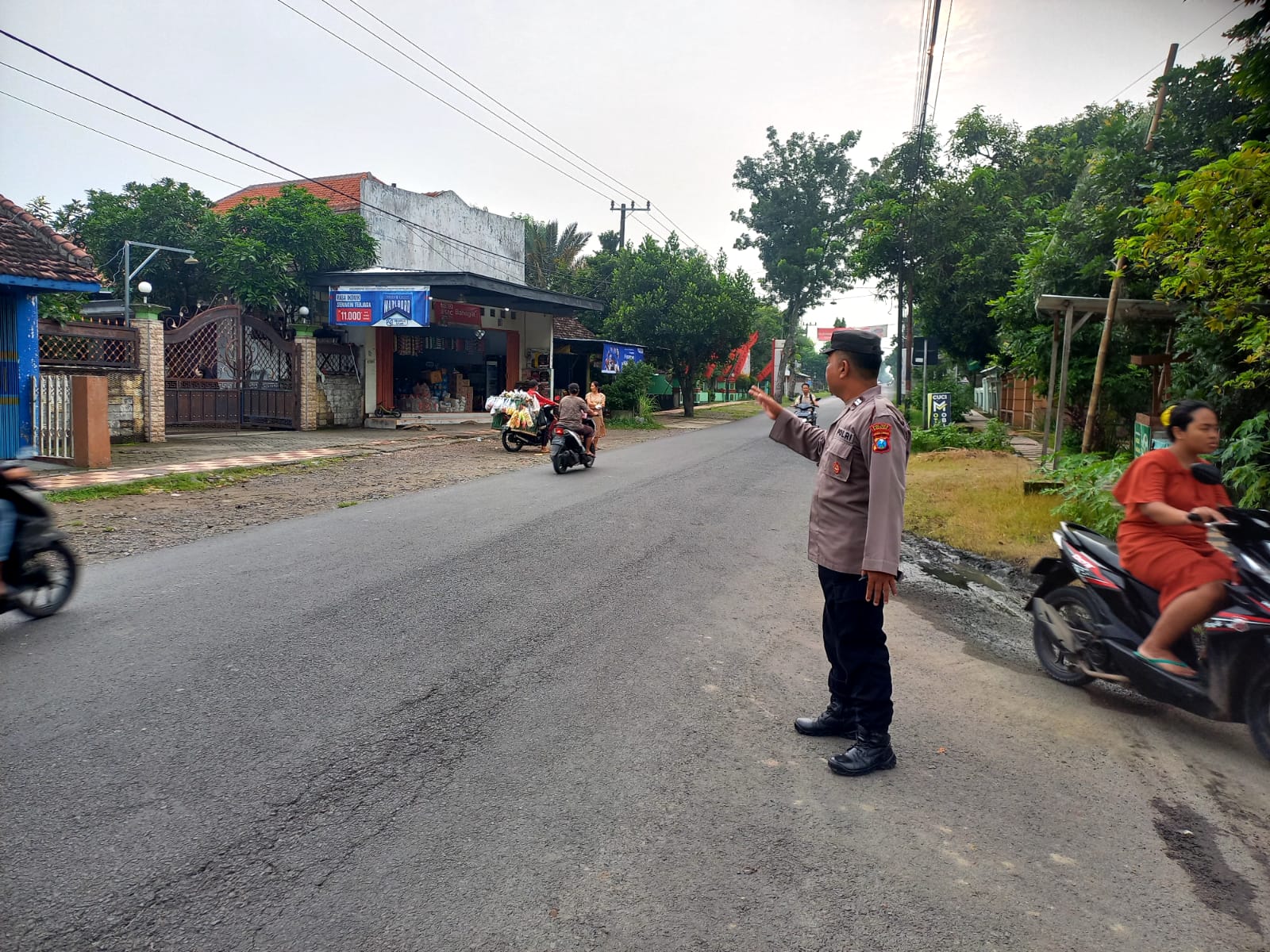 Giat Penampilan Gaktur lalin di Pagi hari Polsek Jatikalen Bantu Penyeberangan Masyarakat