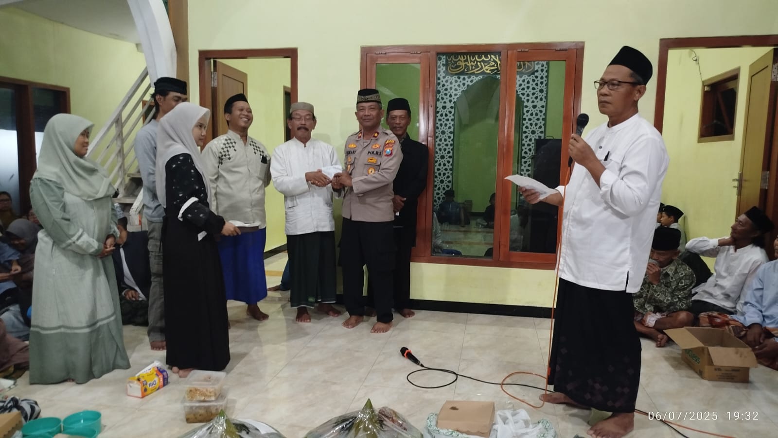 Kapolsek Nganjuk Kota Beri Santunan Anak Yatim dan Kaum Dhuafa di Mushola Baitul Munir