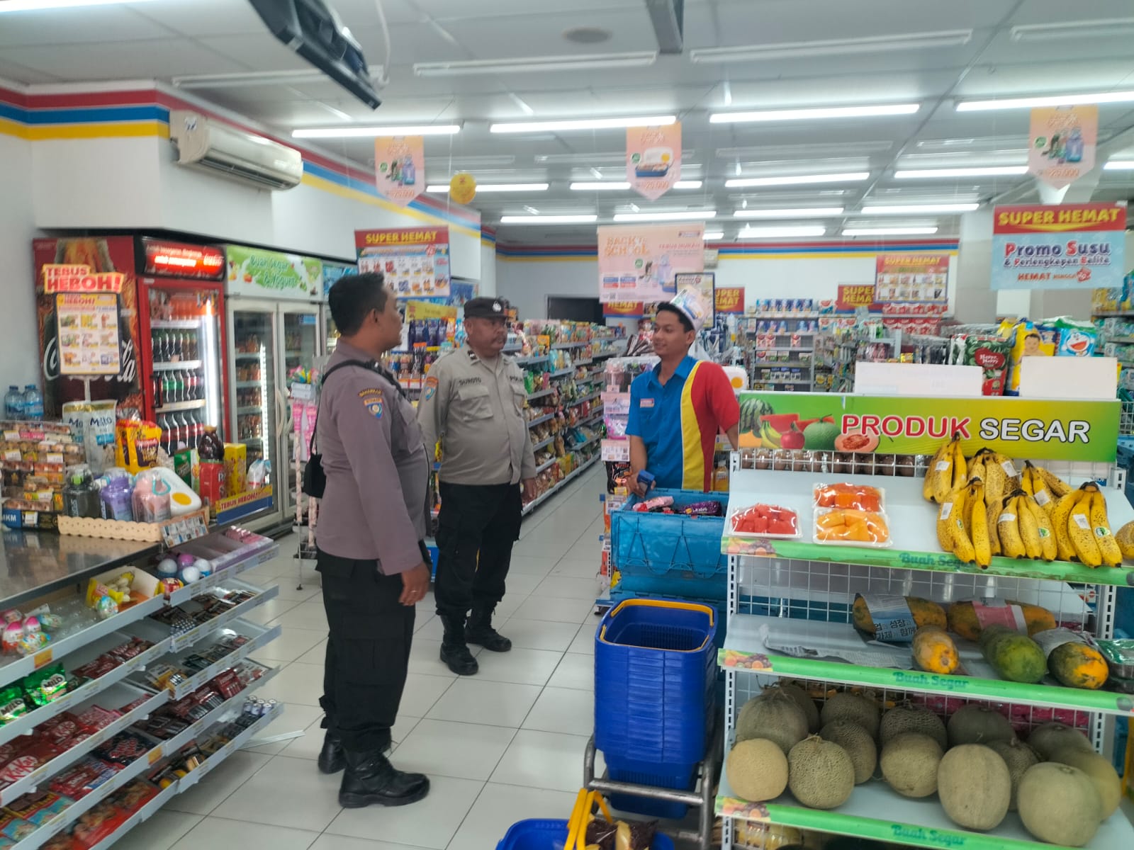 Patroli Polsek Warujayeng Beri Himbauan Kamtibmas ke Karyawan Indomaret