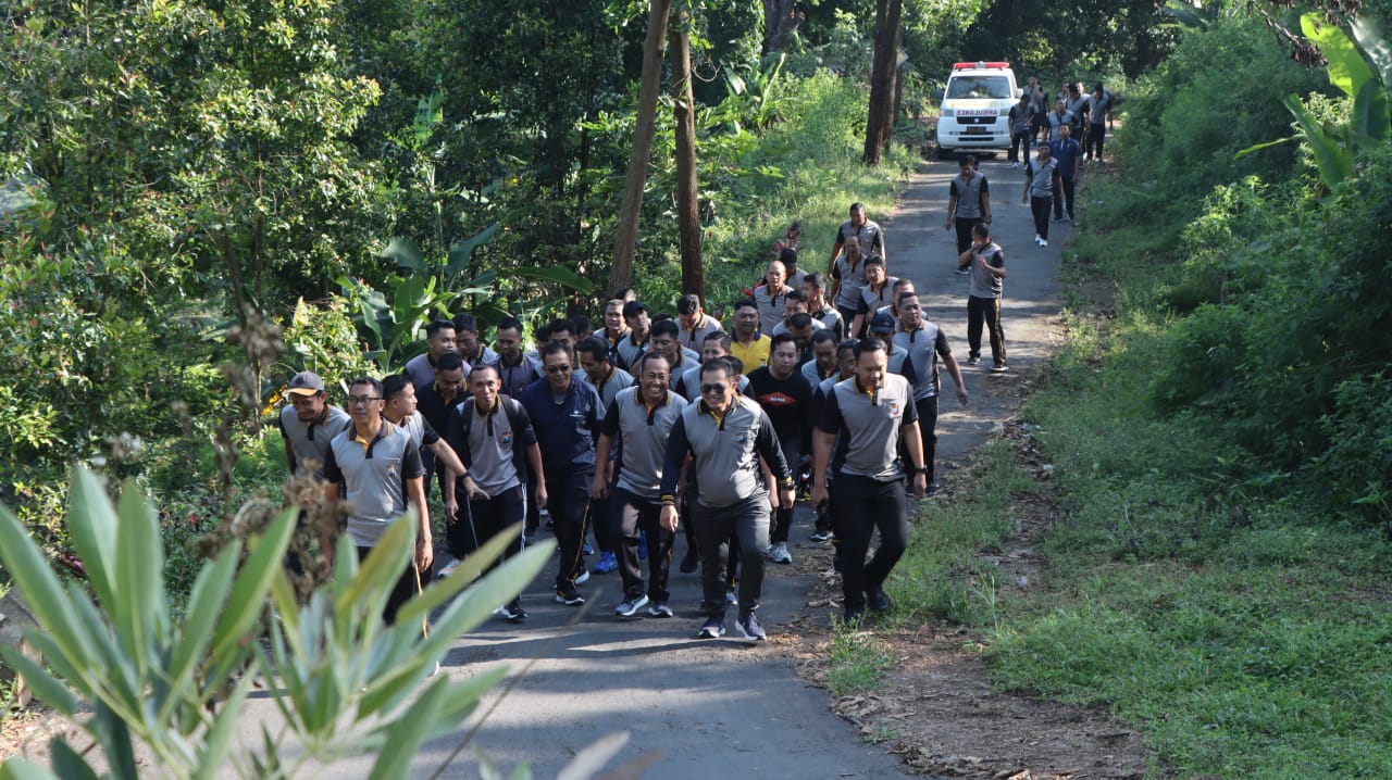 Kapolres Nganjuk Pimpin Jalan Sehat Menuju Bukit Surga, Jalin Kebersamaan di Alam Terbuka