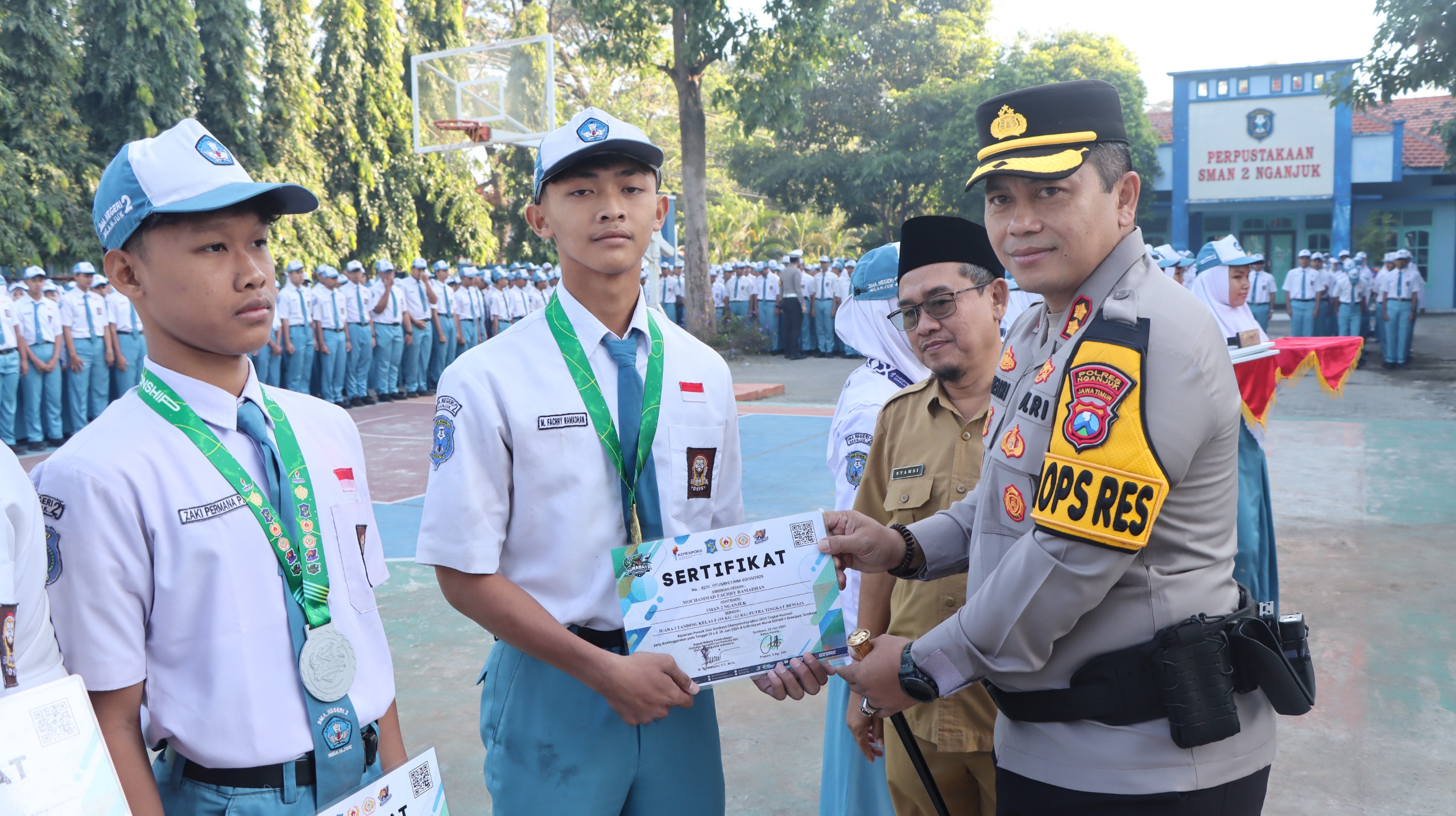 Polres Nganjuk Gencarkan Edukasi Tertib Lalu Lintas Lewat Upacara di Sekolah