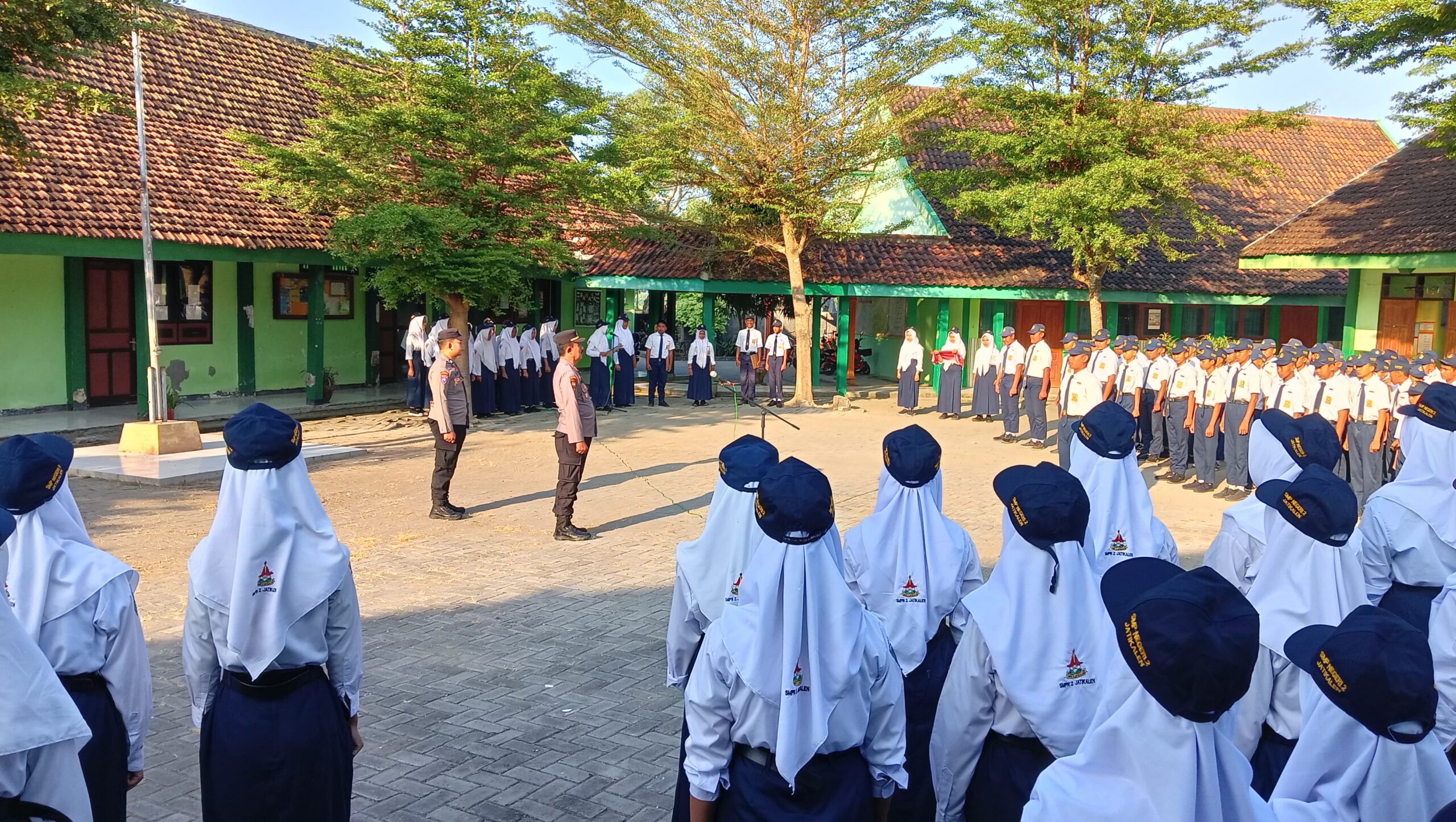 Kapolsek Jatikalen Jadi Irup dan Sebar Personel Jadi Irup Upacara Bendera di Sekolah se Kecamatan Jatikalen