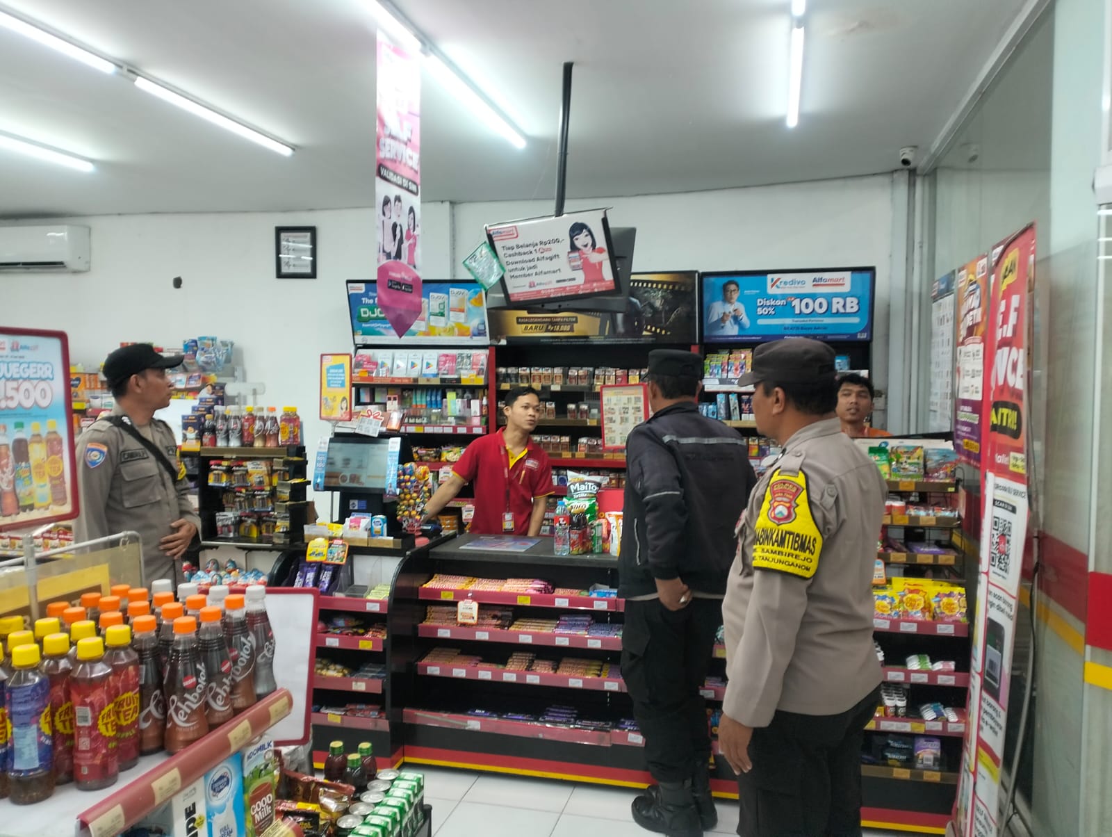 Patroli Malam Polsek Warujayeng Beri Himbauan Kamtibmas di Alfamart Kandangan