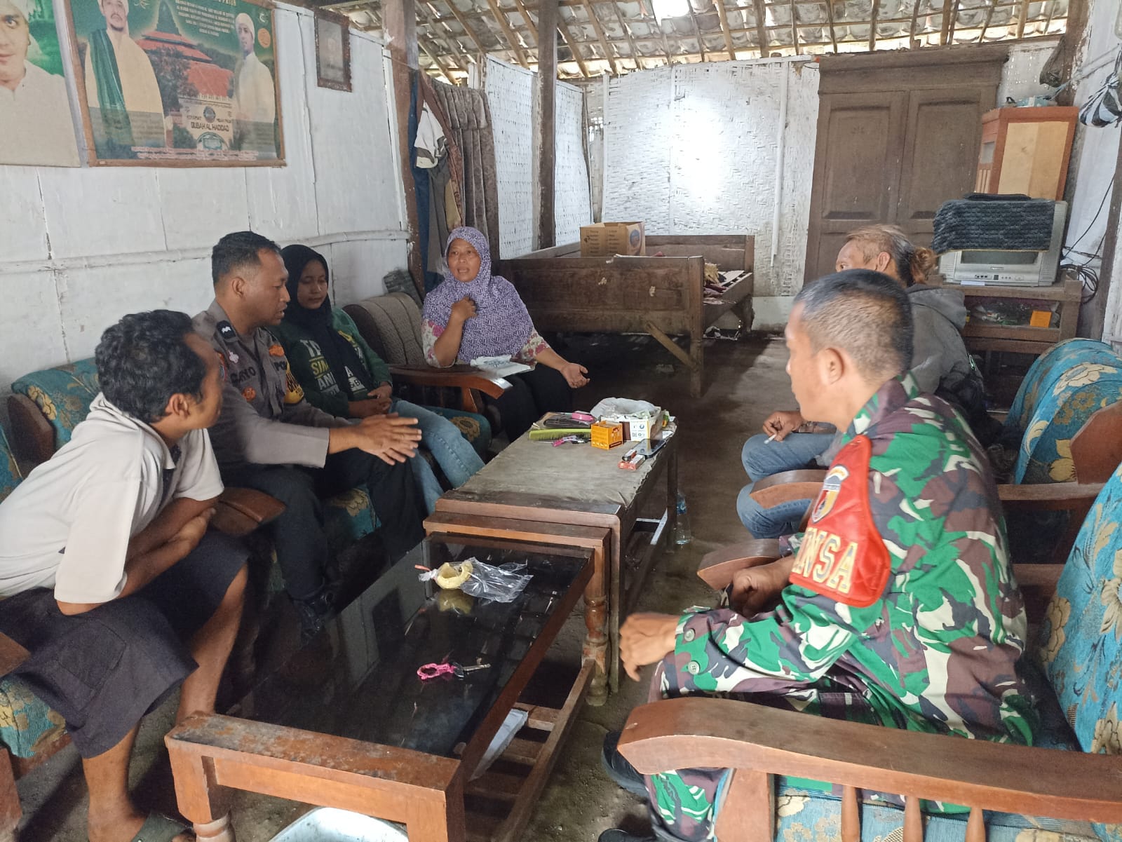 Bhabinkamtibmas Kelurahan Kartoharjo Bersama Babinsa Sambang Warga, Sampaikan Himbauan Kamtibmas