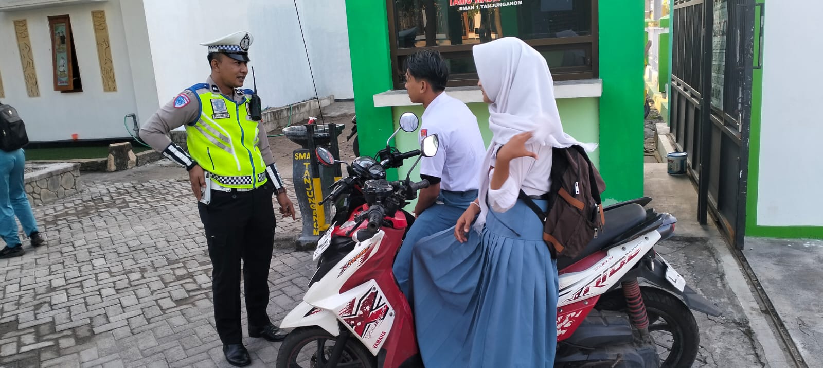 Anggota Polsek Warujayeng Beri Teguran Simpatik kepada Pelajar yang Langgar Aturan Lalu Lintas