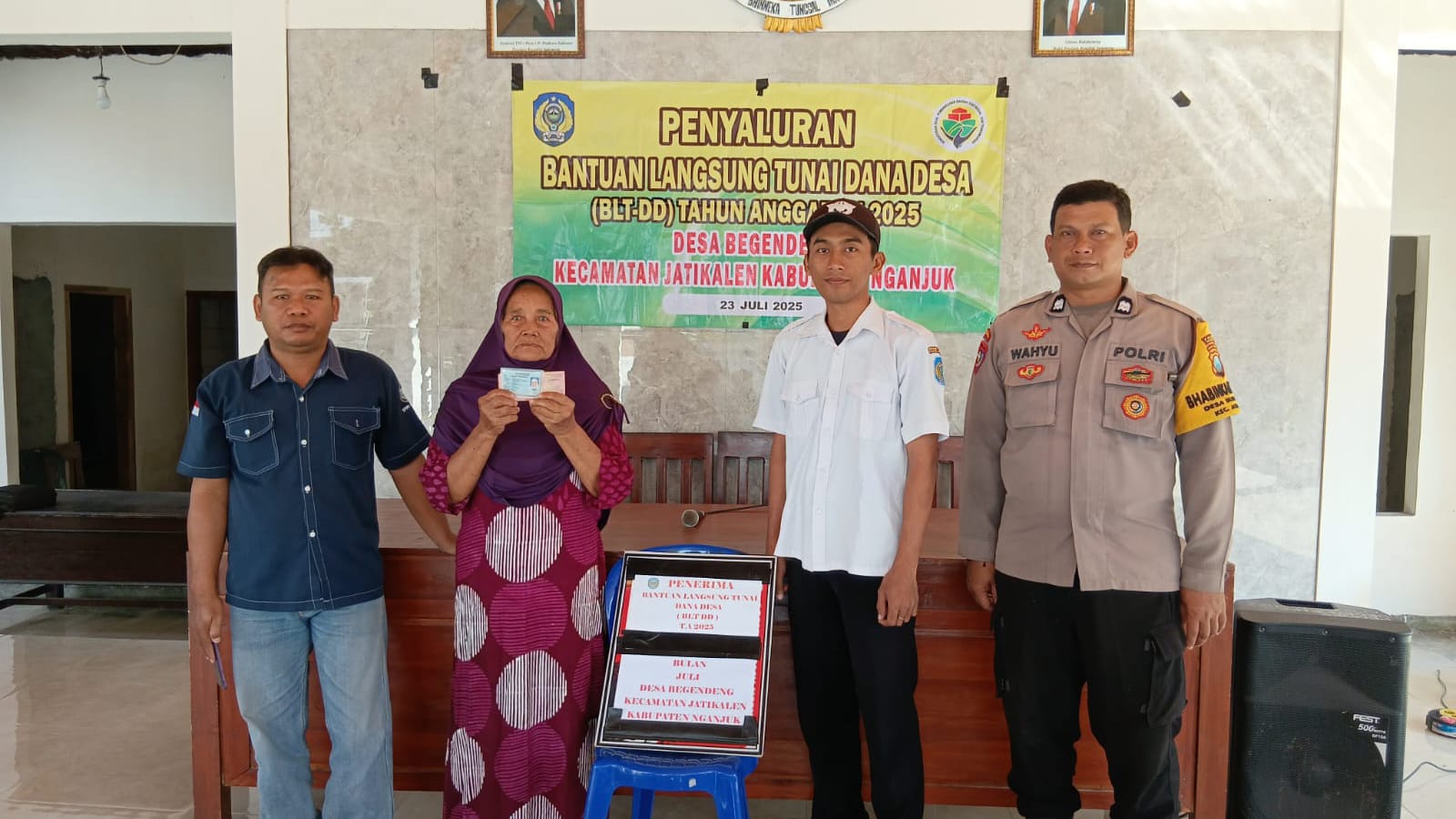 ‎Hadiri Pembagian BLT DD, Bhabinkamtibmas Sampaikan Pesan-pesan Kamtibmas