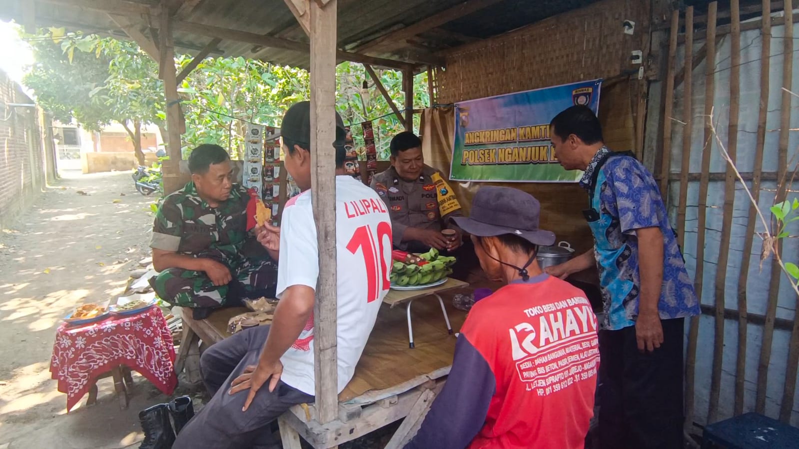 Dekatkan Diri dengan Warga, Bhabinkamtibmas dan Babinsa Kelurahan Bogo Gelar Angkringan Kamtibmas