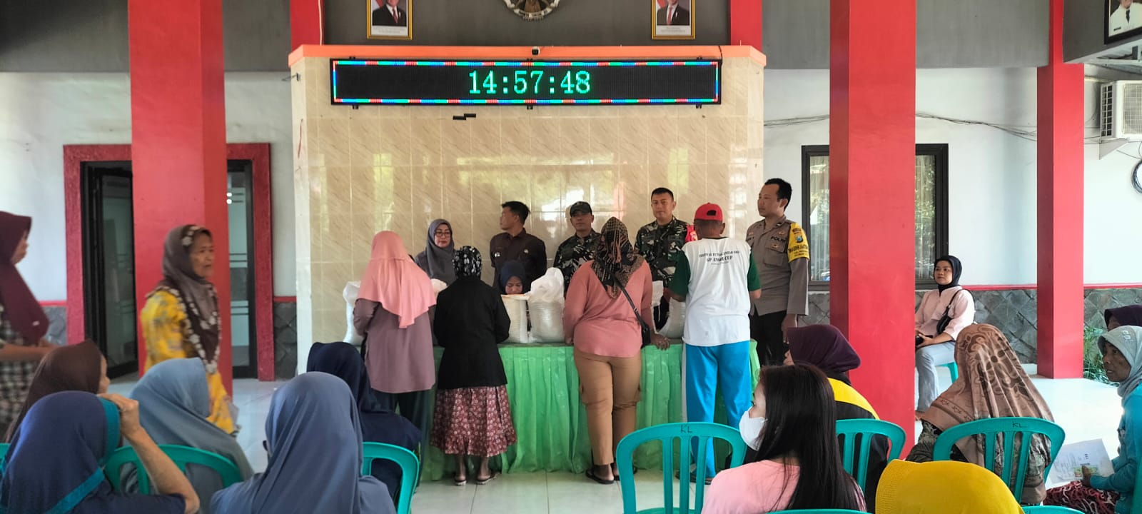 Bhabinkamtibmas Kelurahan Werungotok Bersama 3 Pilar Monitoring Pembagian Bantuan Pangan Tahun 2025