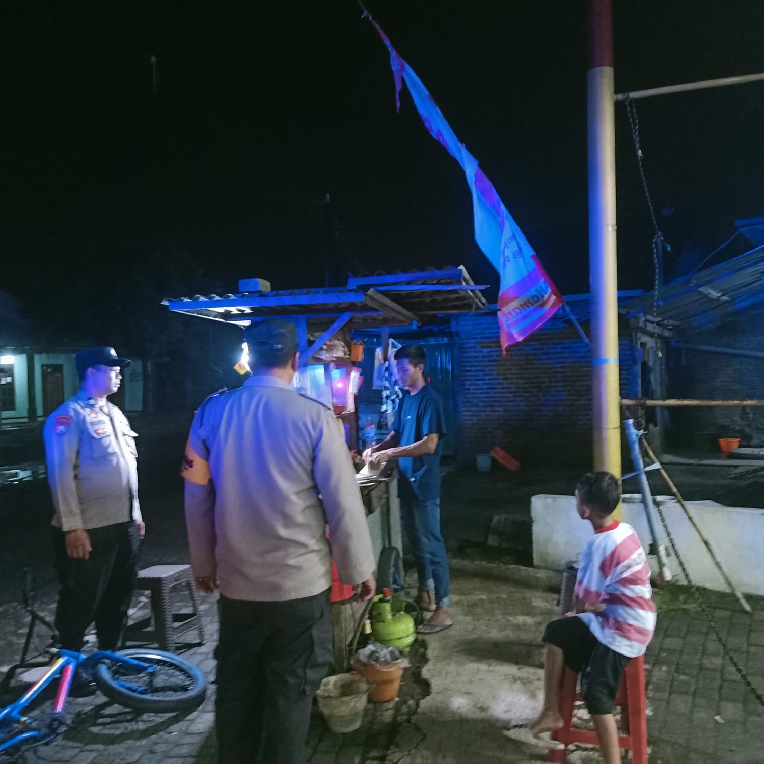 Patroli Dialogis Malam Hari Polsek Jatikalen Dengan Warga masyarakat Desa Ngasem