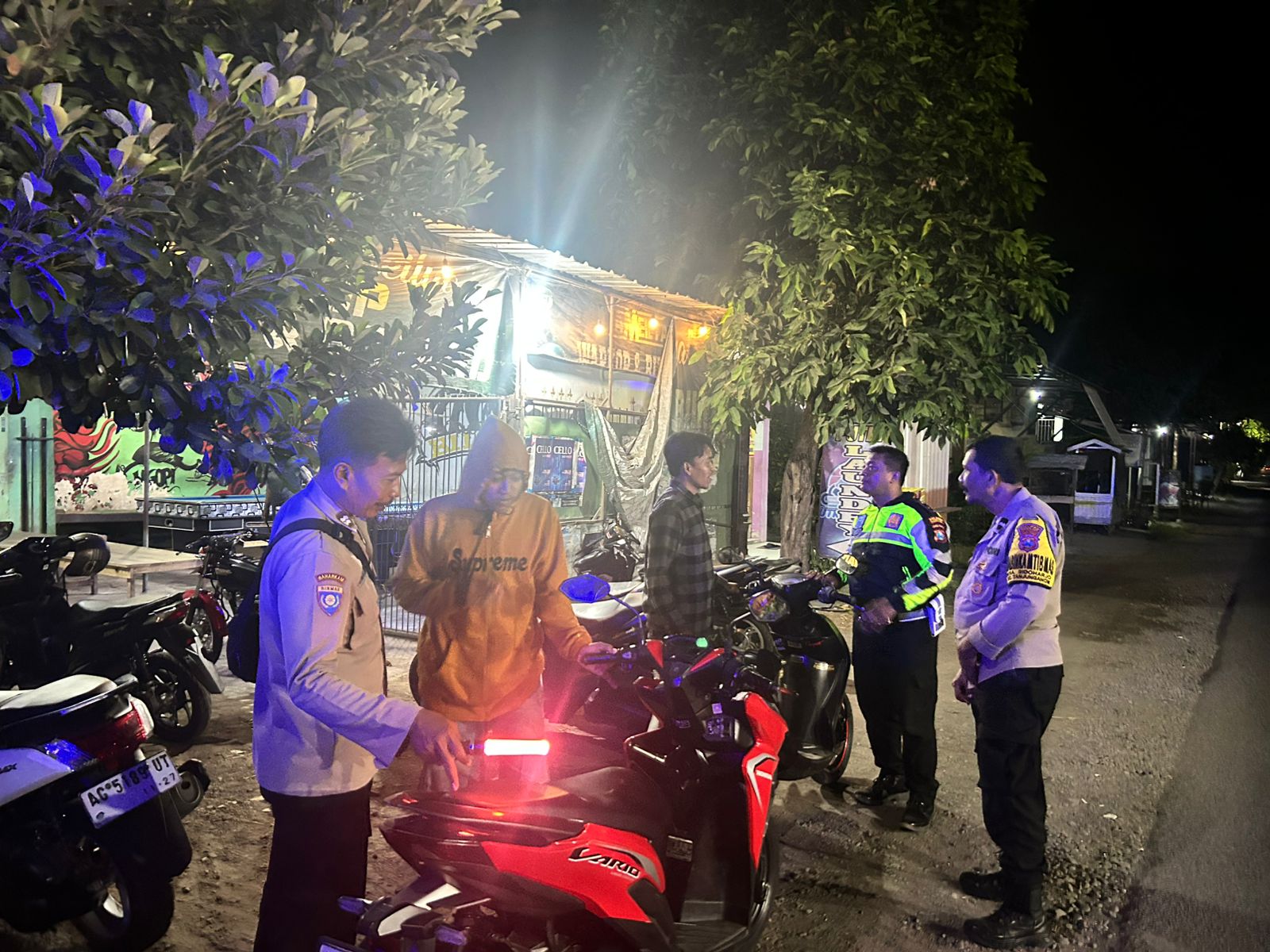 Antisipasi Balap Liar, Polsek Warujayeng Gelar Patroli Blue Light dan Razia SREG di Jalur Protokol
