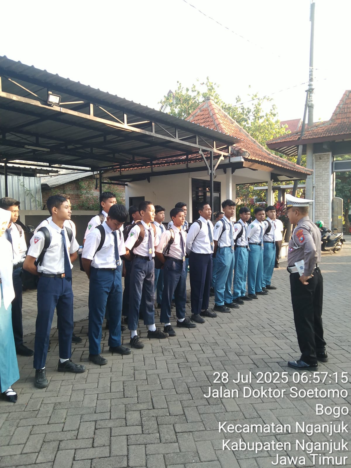 Kanit Lantas Polsek Nganjuk Kota Sampaikan Dikmas Lantas kepada Siswa SMK N 1 Nganjuk