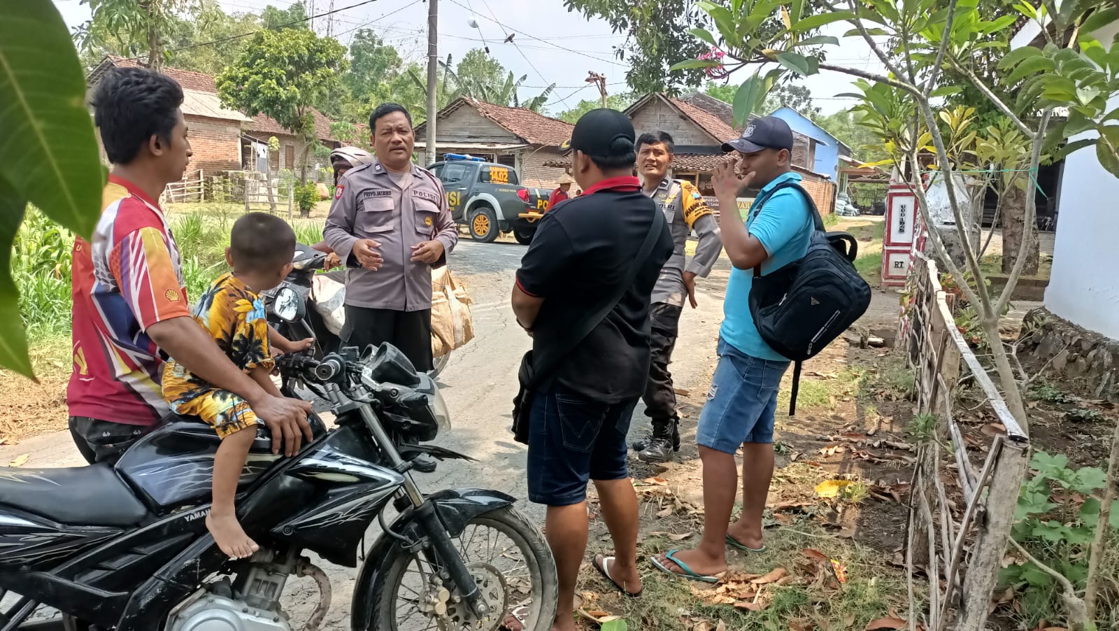 ‎Patroli Dialogis, Anggota Polsek Jatikalen Sambangi Warga Masyarakat di Siang Hari, Sampaikan Pesan Kamtibmas