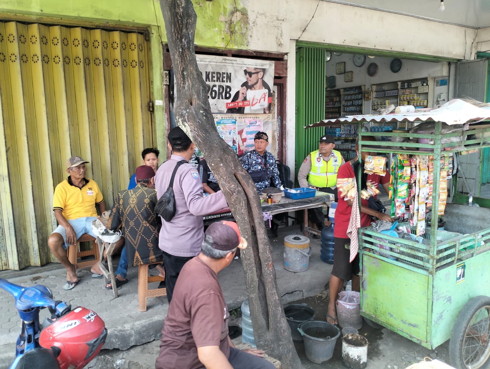 Personel Polsek Warujayeng Gelar Patroli Dialogis di Warung Kopi Area Pasar