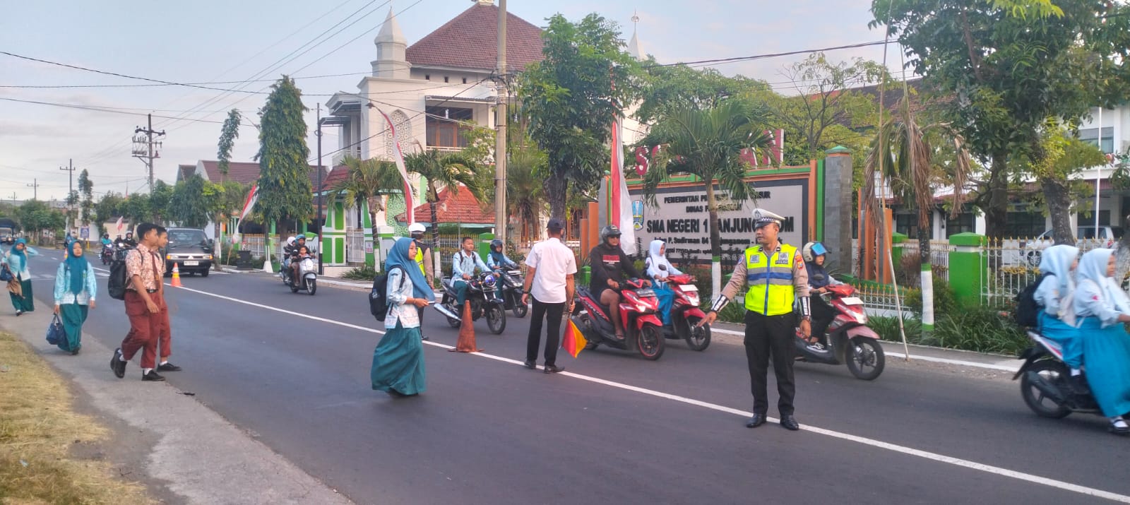 Pagi Hari, Personel Polsek Warujayeng Turun ke Jalan Lakukan Pengaturan Lalu Lintas