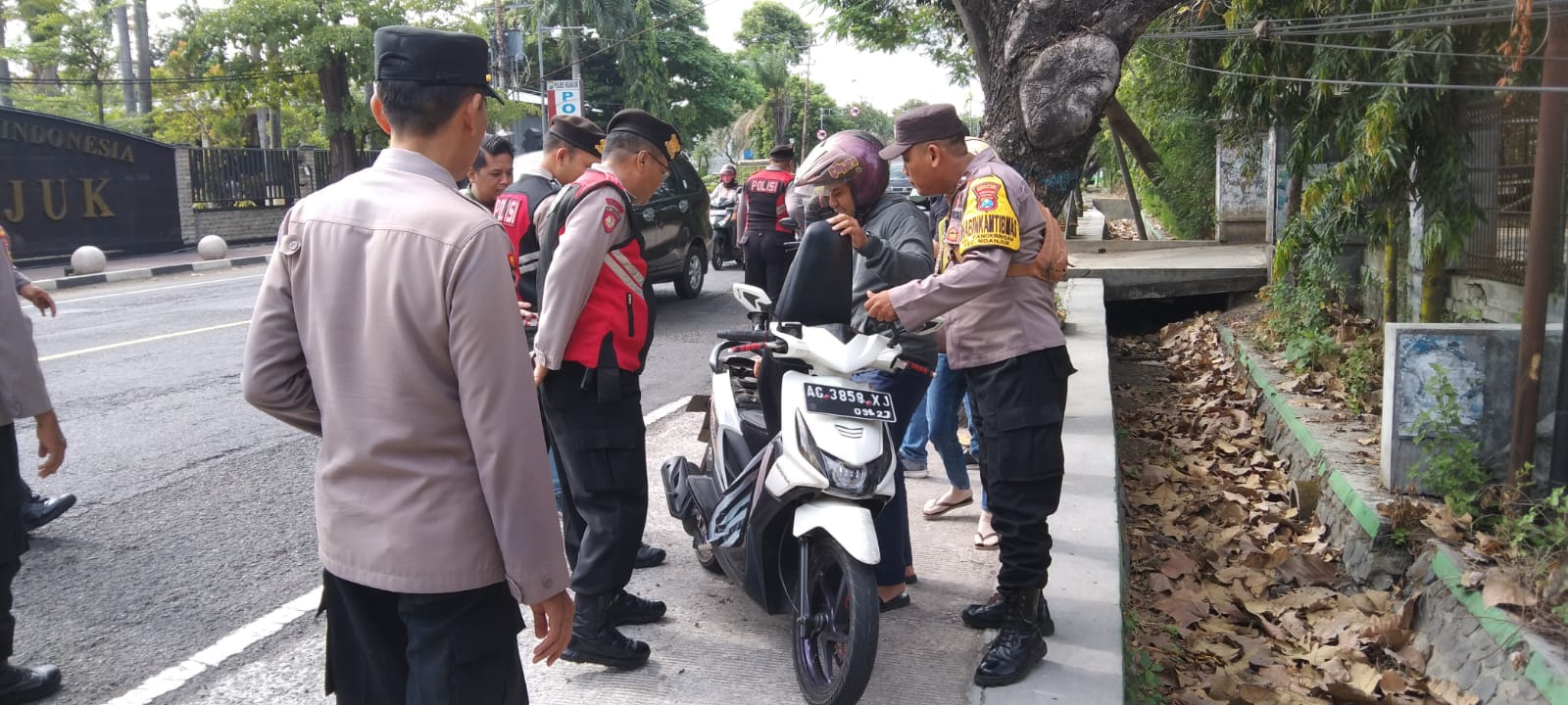 Polsek Nganjuk Kota Bersama Gabungan Fungsi Polres Nganjuk Gelar Penyekatan Antisipasi Penggembira IKSPI Menuju Madiun