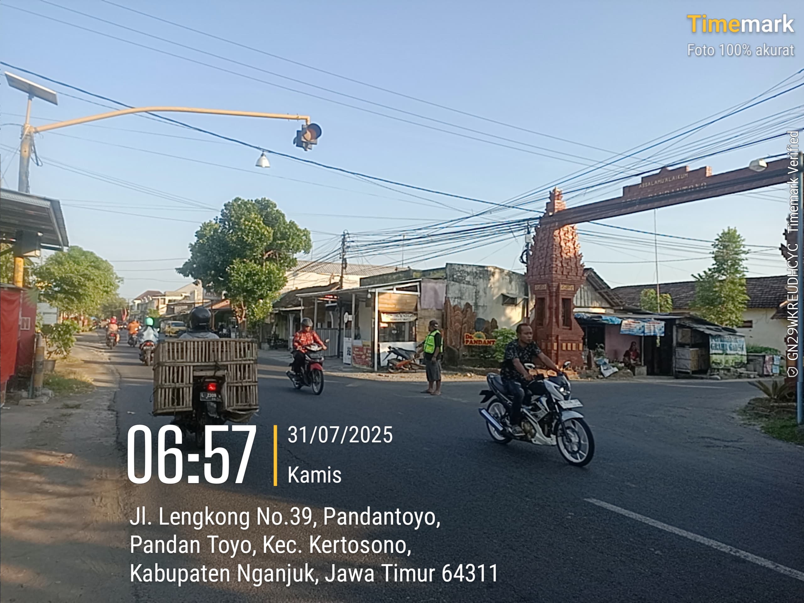 Giat Gaktur Pagi Polsek Kertosono Bantu Penyeberangan Masyarakat