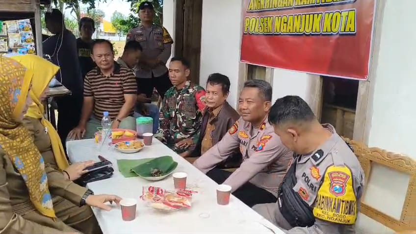 Kapolsek Nganjuk Kota Gelar Angkringan Kamtibmas Bersama 3 Pilar di Kelurahan Bogo, Serap Aspirasi dan Keluhan Warga