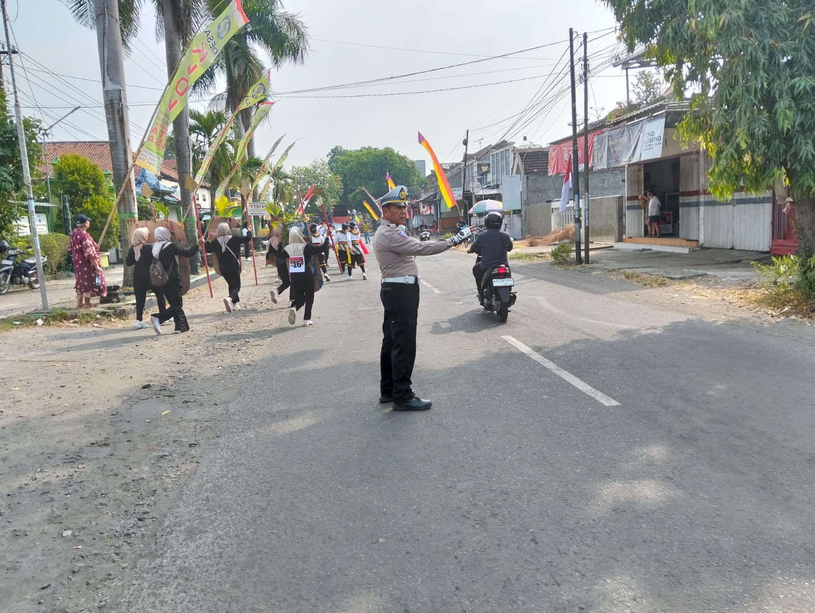 Polsek Kertosono Gelar Pengamanan Giat Gerak Jalan Unik di Desa Kudu