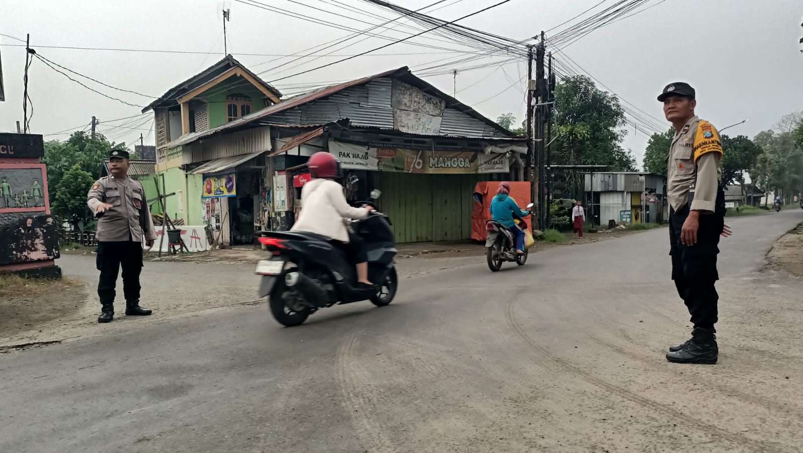 ‎Giat Gaktur Pagi Polsek Jatikalen Bantu Penyeberangan Masyarakat