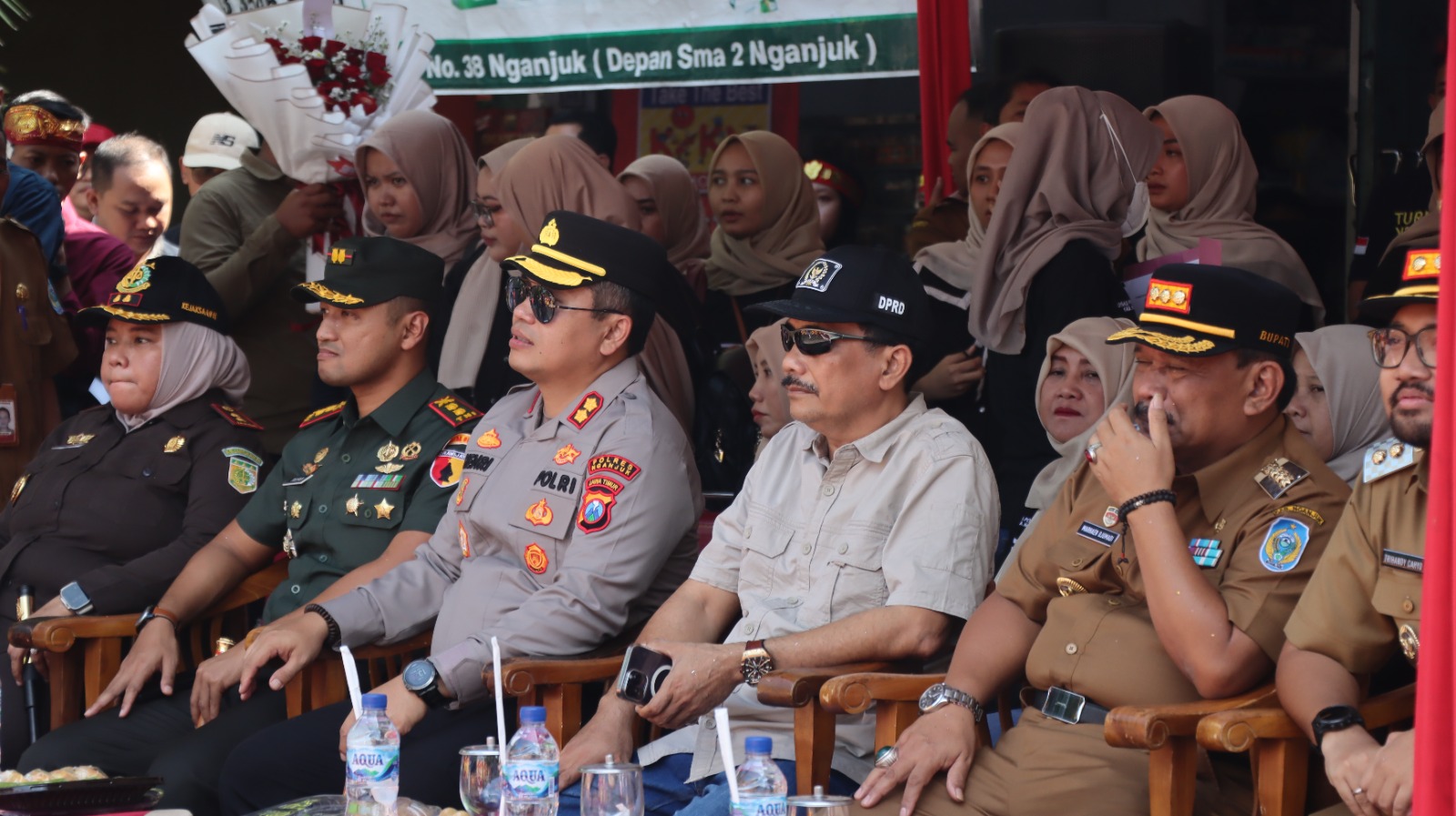 Meriah! Ribuan Pelajar SMP Nganjuk Ikuti Karnaval dan Pawai Budaya HUT RI ke-80