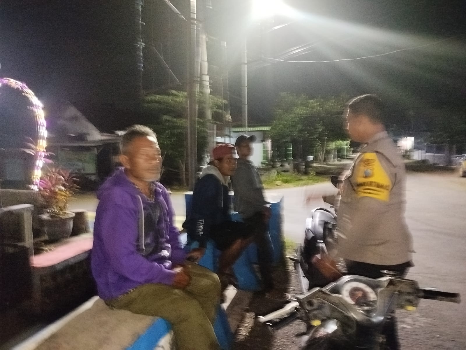 Patroli Dialogis, Anggota Polsek Jatikalen Sambangi Warga Masyarakat Desa Ngasem di Malam Hari, Sampaikan Pesan Kamtibmas