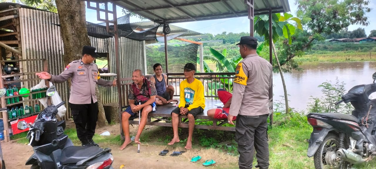 Patroli Dialogis, Anggota Polsek Jatikalen Sambangi Warga Masyarakat Desa Begendeng di Siang Hari, Sampaikan Pesan Kamtibmas