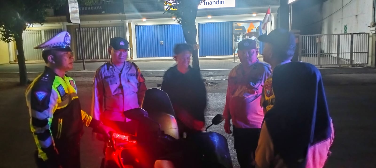 Cegah Kejahatan Jalanan, Polsek Warujayeng Periksa Pengguna Jalan di Malam Hari