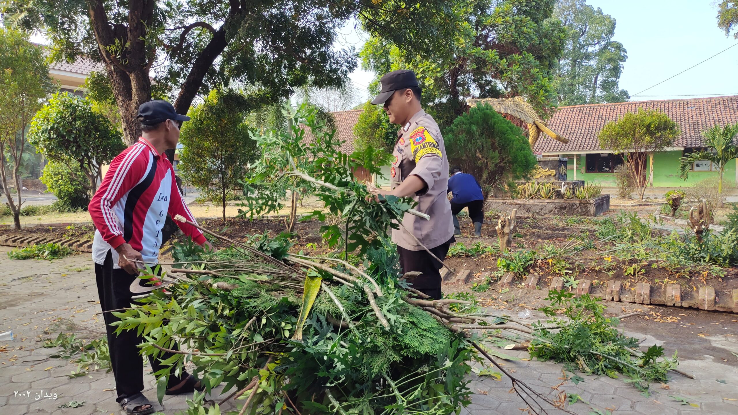 Sambut HUT RI Ke-80, Bhabinkamtibmas Getas Bersama Perangkat Desa Laksanakan Kerja Bhakti