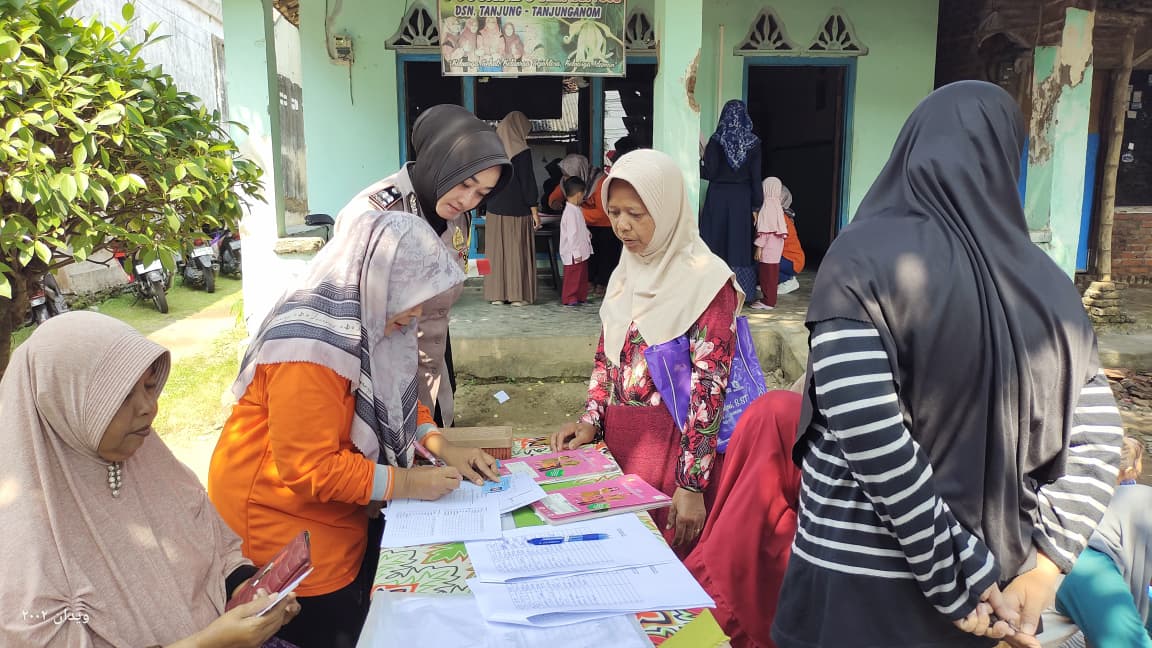Peduli Kesehatan Masyarakat, Bhabinkamtibmas Tanjunganom Asistensi Giat Posyandu Warga Binaannya