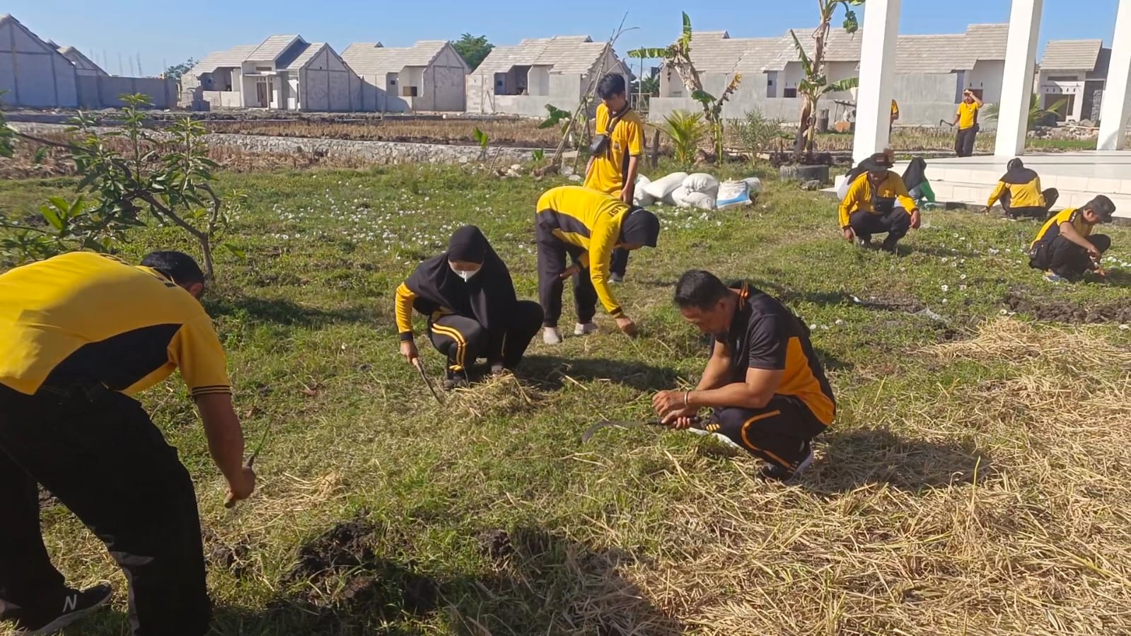 Kapolsek Nganjuk Kota Pimpin Kerja Bakti Persiapan Tanam Jagung Serentak di Kelurahan Mangundikaran
