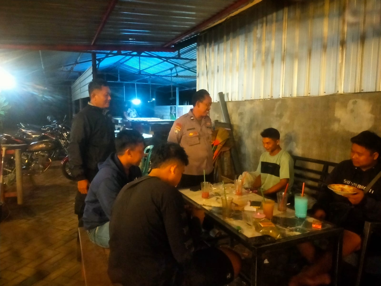 Brikan Rasa Aman, Polsek Jatikalen Gelar Patroli dialogis dengan Pemuda di Cafe Apung di Malam Hari
