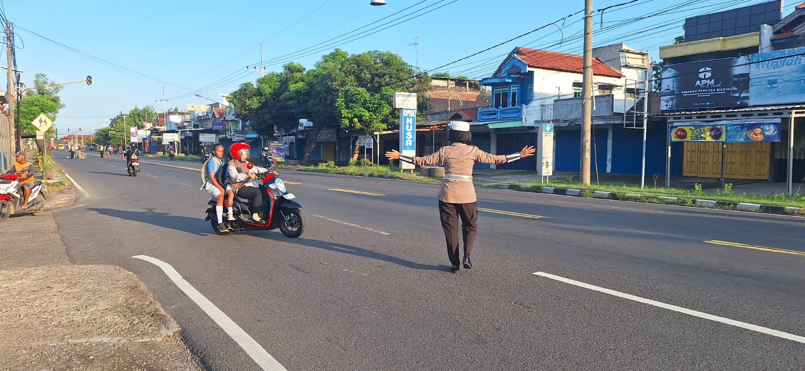 Giat Gaktur Pagi Polsek Kertosono Bantu Penyeberangan Masyarakat