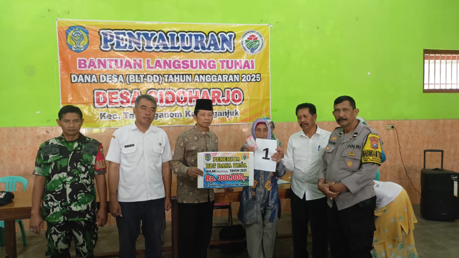 Bhabinkamtibmas Sidoharjo Dampingi Penyaluran BLT-DD Periode Agustus 2025
