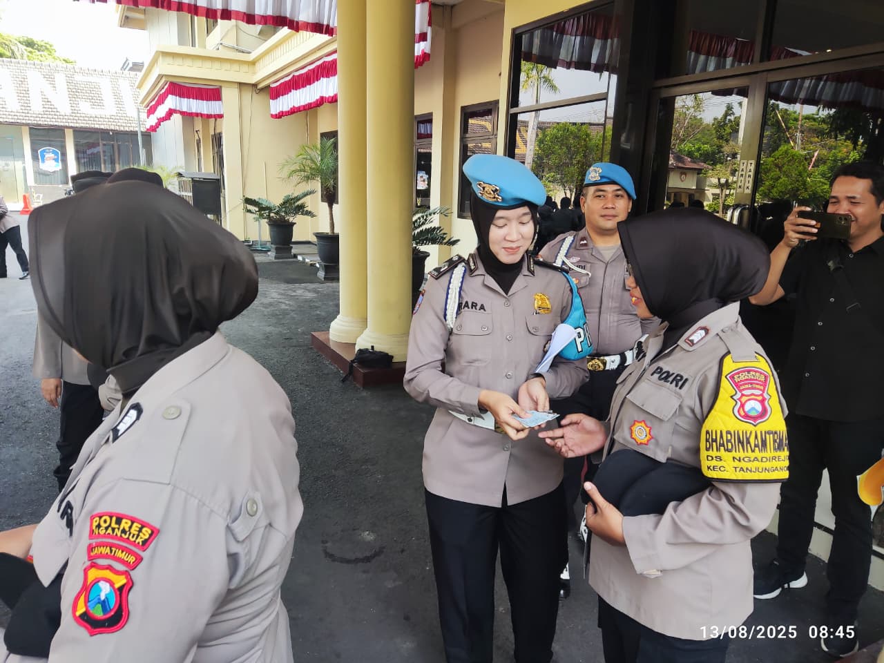 Pemeriksaan Polwan Polres Nganjuk: Seragam Rapi, Medsos Aman, HP Bebas Judol