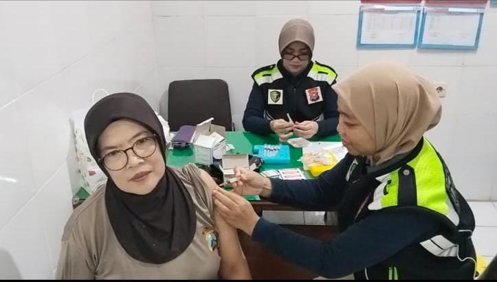 Sambut Hari Jadi Polwan ke-77, Polres Nganjuk Gelar Vaksinasi Influenza untuk Personel
