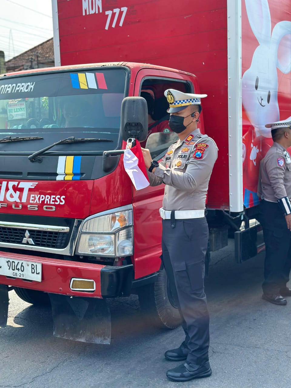 Polres Nganjuk Ajak Pengendara Kibarkan Semangat Kemerdekaan di Jalan