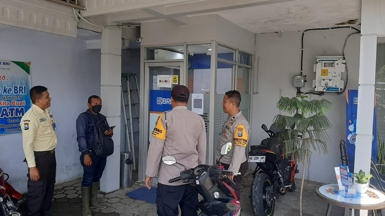 ‎Patroli dialogis berikan himbauan kamtibmas di Perbankan BRI unit Jatikalen