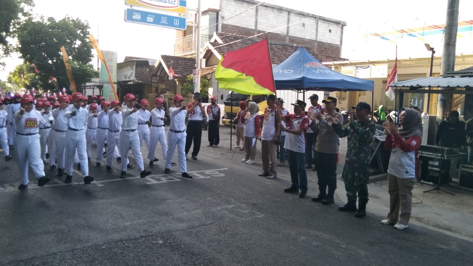 Polsek Warujayeng Lakukan Pengamanan Gerak Jalan HUT RI Ke-80 Tingkat SD/MI Kecamatan Tanjunganom